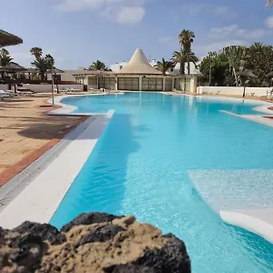 Apartment Goa Pool View, Playa Roca Sea Front Access - Free Ac - Wifi, Costa Teguise